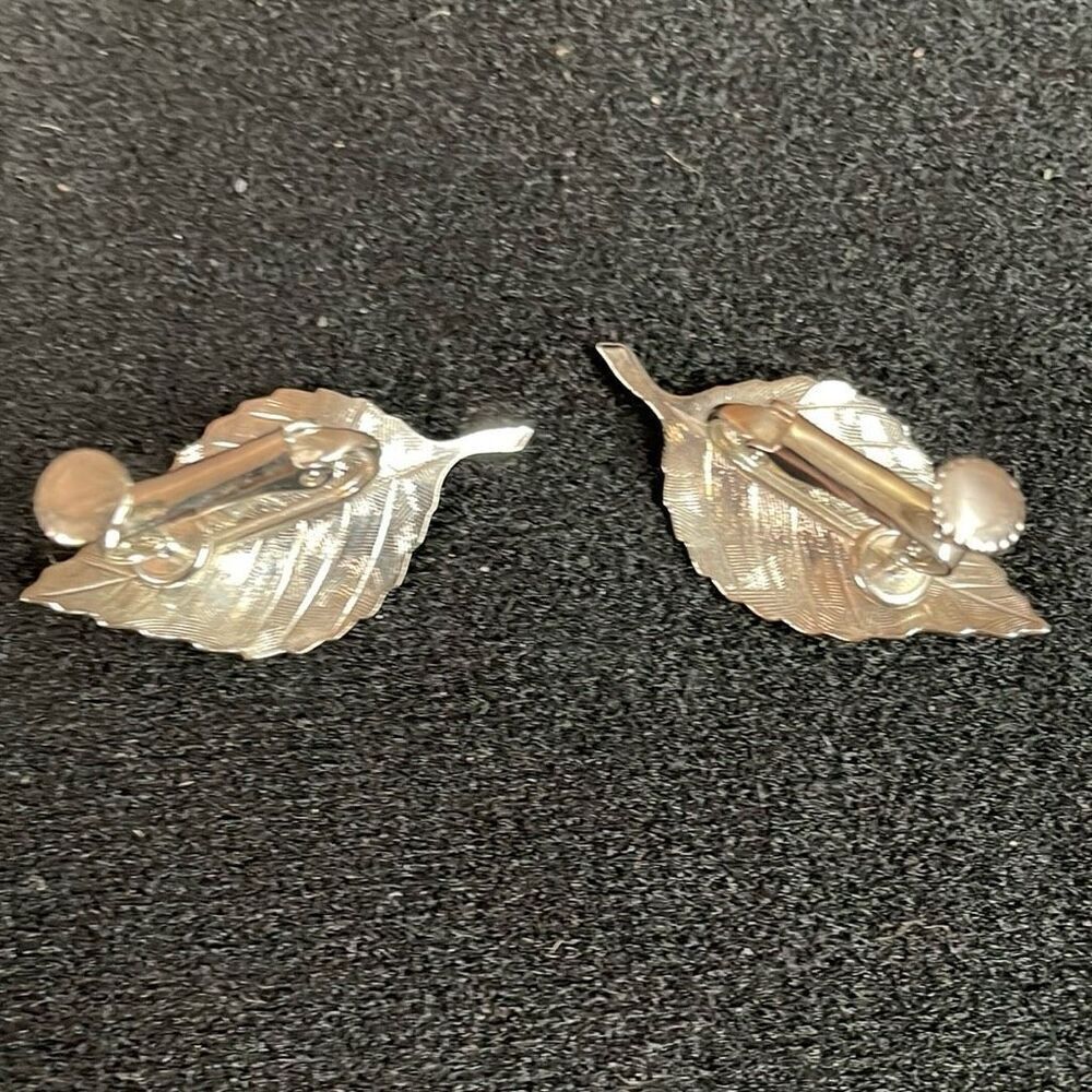 Vintage Silvertone Metal Leaf Screw On Clip Earrings 1”